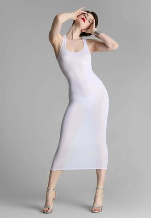 Weißes, tailliertes Tankkleid mit mittellanger Länge bis zur Wade, aus einem glatten, durchsichtigen Material gefertigt. Silberne Riemchen-Heels betonen den Look.