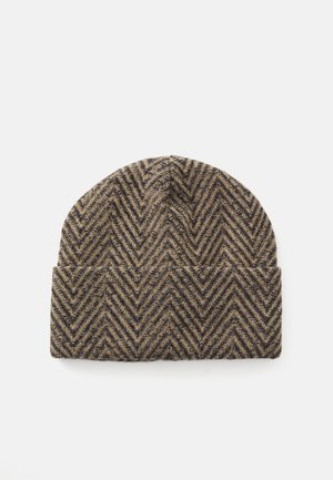 Złożona brązowa i czarna czapka beanie w wzór jodełki z mankietem na białym tle.