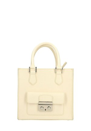 Sac à main en simili cuir crème avec deux poignées supérieures, une poche à rabat à l'avant et des accessoires en métal couleur argent. Forme structurée avec une finition texturée.