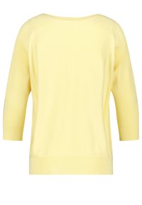 Gul, lätt tröja med lös passform, 3/4-långa ärmar, vid halsringning och ribbat mönster vid ärmsluten och nederkanten. Inga synliga mönster.