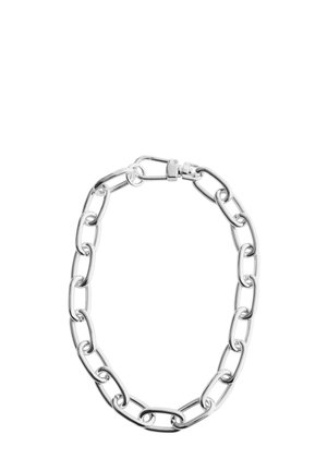 Sølvkæde med aflange ovale led og en sikker lås, isoleret på en hvid baggrund.