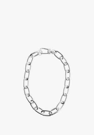 Srebrny naszyjnik z łańcuszkiem o wydłużonych owalnych ogniwach i bezpiecznym zapięciem, na białym tle.