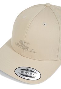 Beige caps med en struktureret pasform, der har syninger og et broderet "O'Neill" logo. Snapback lukning og et rundt mærketag.
