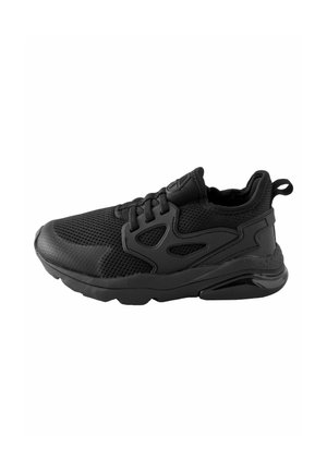 Baskets de sport noires avec une tige en mesh, un col rembourré et une semelle texturée. Comprend des accents en plastique et une languette pour un enfilage facile.