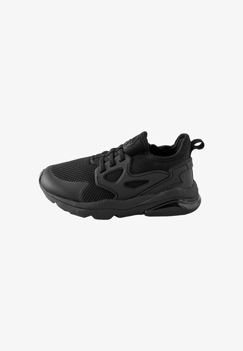 Baskets de sport entièrement noires avec dessus en mesh, semelle rembourrée, lacets et languette au talon, vues de côté sur fond blanc.