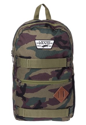 Plecak Vans w kamuflażowym wzorze z przednią kieszenią na zamek, dwoma poziomymi paskami, skórzaną naszywką w kształcie rombu oraz górnym uchwytem do noszenia.