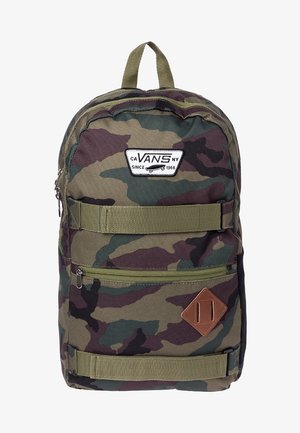 Batoh Vans s kamuflážním vzorem, přední kapsou na zip, dvěma horizontálními pásky, koženou diamantovou nášivkou a horním držadlem pro nošení.