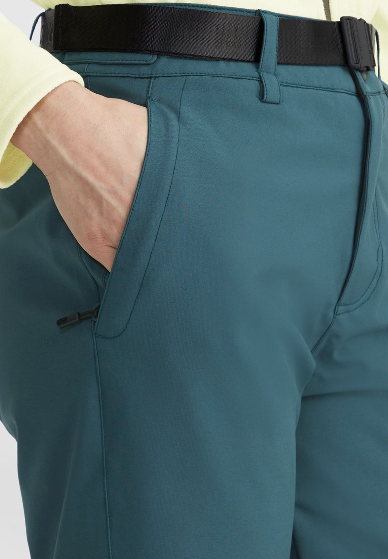 Türkise Hosen mit glatter Textur, ausgestattet mit Seitentaschen und einem schwarzen Gürtel. Der Stoff ist leicht und hat ein elegantes, modernes Design.