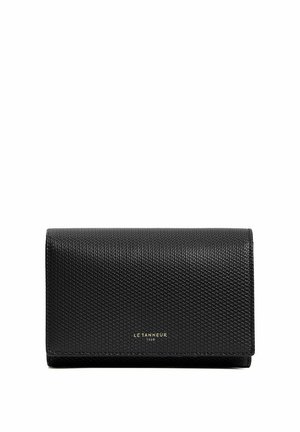 Cartera de cuero negro texturizado con cierre de solapa, que presenta un patrón en relieve y letras doradas. Diseño rectangular compacto.