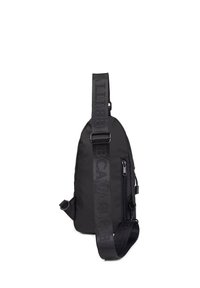 Borsa a tracolla nera con una cinghia testurizzata e logo impresso. Realizzata in tessuto resistente, presenta una tasca con zip sul lato e una tracolla regolabile.