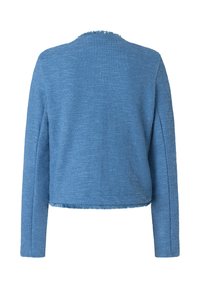 Veste bleue texturée avec un design court, des manches longues et des bords effilochés. Le tissu semble tissé, mettant en valeur le détail tactile.