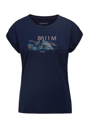Navyblaue T-Shirt aus Baumwolle mit umgeschlagenen kurzen Ärmeln, das vorne einen Grafikdruck mit Bergmotiven und dem Text "8611 M" zeigt.