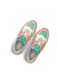 Multikleurige sneakers met een mix van groene mesh, roze suède en crèmekleurig leer. Ronde neus, met beige veters en een schuimen tong.