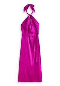 Robe à col halter en tissu rose vif, dotée d'un décolleté en trou de serrure, d'un col noué et d'une ceinture assortie, avec une texture lisse et un design fluide.