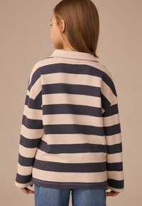 Gestreepte longsleeve top in marineblauw en beige, relaxte pasvorm, kraaghalslijn met afhangende schouders, textuurstof en afwerkingsdetail aan de zoom.