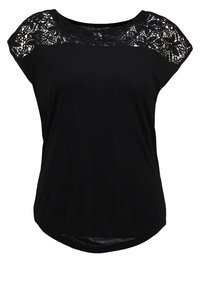 Czarny T-shirt z szerokim dekoltem, krótkimi rękawami i misternym koronkowym wzorem na ramionach. Gładka tkanina i zaokrąglony dół.
