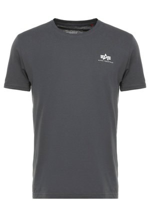 Grijze katoenen t-shirt met een ronde hals, korte mouwen en een klein wit Alpha Industries-logo gedrukt op de linkerborst.