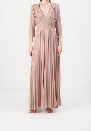 Maxi-jurk van zachtroze stof met geplooide textuur, diepe V-hals en driekwart mouwen. Heeft een getailleerde taille en een vloeiende rok.