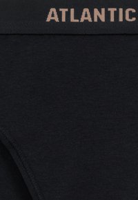 Czarna bawełniana bielizna o miękkiej teksturze i elastycznym pasie z napisem "ATLANTIC" w jasnobrązowym kolorze. Klasyczny fason slipów.