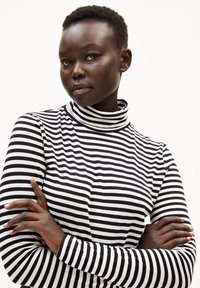 Langärmliges, gestreiftes Turtleneck-Shirt in Schwarz und Weiß, mit tailliertem Schnitt und weichem Material, hoher Kragen und eng anliegender Passform.