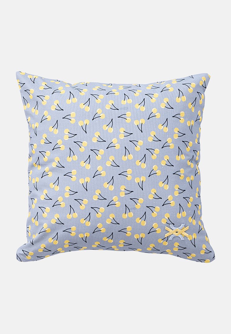 Coussin carré avec un tissu bleu clair présentant un motif répété de cerises jaunes et de tiges noires. Finition texturée avec des détails brodés.