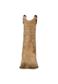 Botas vaqueras de ante en tono marrón claro con un diseño de costura intrincado, punta afilada y lengüetas en la parte superior para facilitar el uso. Suela plana con mínimo agarre.