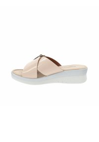 Sandalia deslizante de cuero sintético beige con tiras cruzadas, detalle en metal plateado, plantilla acolchada y una suela en cuña blanca baja.