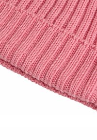 Primo piano di un tessuto a coste rosa lavorato a maglia, con punti verticali in rilievo, su sfondo bianco.