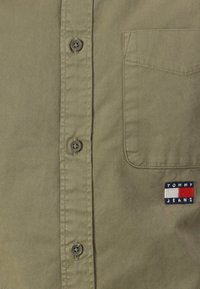 Tommy Jeans WASHED SHIRT - Shirt - fatigue green