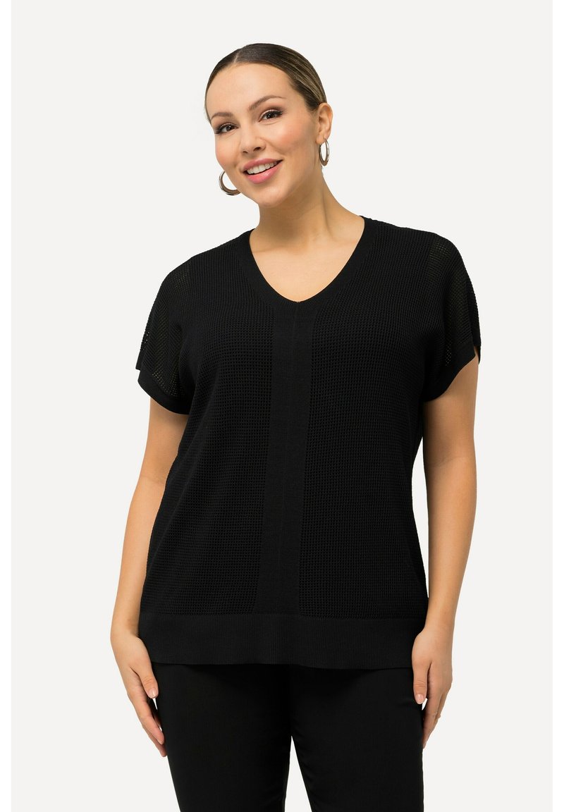 Černé tričko s krátkým rukávem, V-výstřihem a texturovaným pleteným vzorem. Volný střih, rovný spodní lem a jemné žebrované detaily.