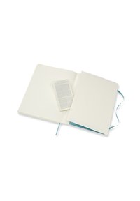 Quaderno rilegato in hardcover con pagine avorio, segnalibro blu chiaro e una tasca contenente un biglietto. Aperto per mostrare il design interno.