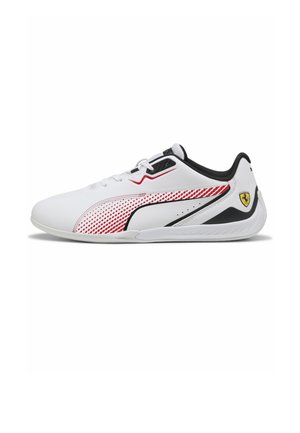 Baskets basses blanches avec une bande rouge à pois, des accents noirs, un laçage avant et un logo Ferrari jaune sur le talon.