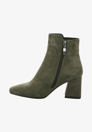 Bottine en daim vert olive avec talon bloc et fermeture zippée latérale.