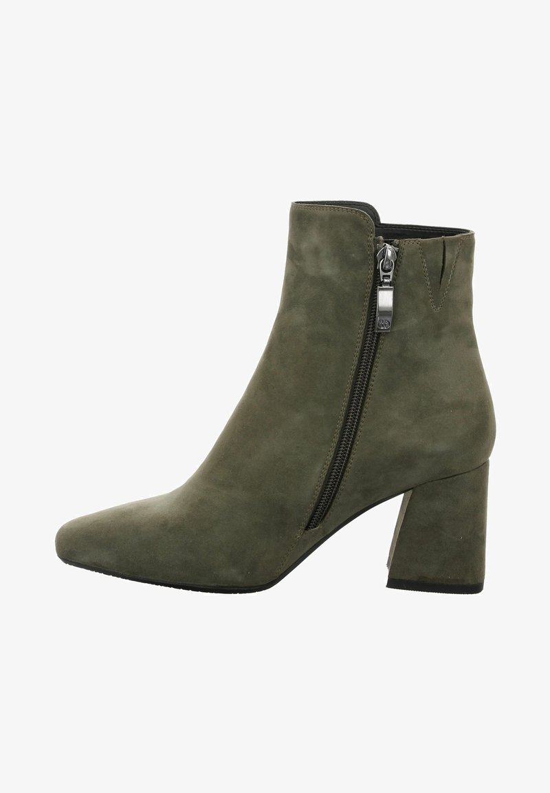 Bottine en daim vert olive avec talon bloc et fermeture zippée latérale.