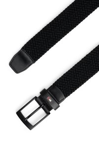 Schwarzer gewebter Gürtel mit strukturiertem Design, Lederakzenten und einer Metallschnalle mit Logodetail. Die Enden sind mit glattem Leder verarbeitet.