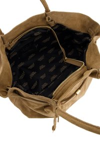 Braune Wildleder-Shopper-Tasche mit goldfarbenem Reißverschluss. Innenfutter aus schwarzem Stoff mit wiederholtem Logomuster. Zwei stabile Henkel.