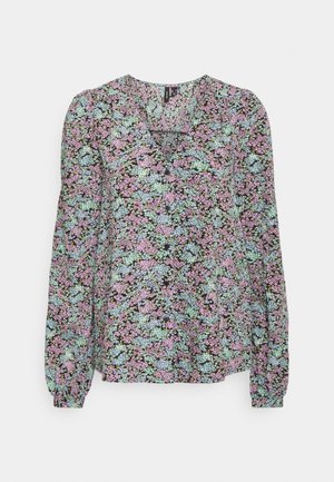Blusa floral com fundo preto apresentando pequenas flores em tons pastel de rosa, azul e verde. Mangas longas com punhos franzidos, decote em V.