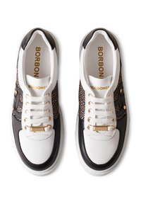 Sneaker bianche e nere con una sezione centrale testurizzata, hardware dorato e suola in gomma. Nome del marchio "BORBONES" visibile all'interno.