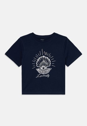 Tricou bleumarin cu mânecă scurtă, cu o grafică albă reprezentând o scoică deschisă care dezvăluie o perlă și cu cuvântul „Luminosity” dedesubt.