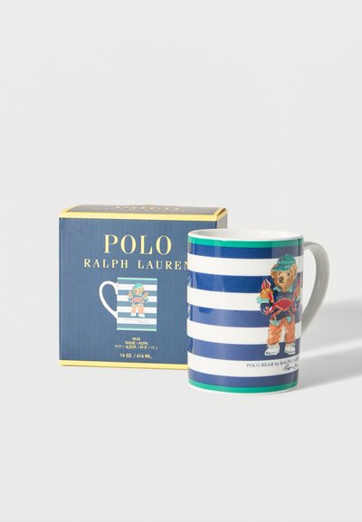Kék-fehér csíkos bögre, amelyen egy zöld sapkát viselő, piros rákt tartó Polo Medve látható, mellette a Polo Ralph Lauren márkájú doboza.