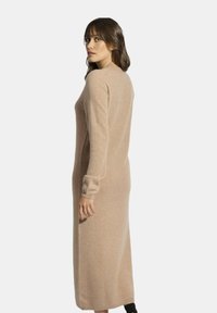 Just Cashmere COL ROND - Pletené šaty - mottled camel
