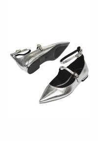 Bailarinas metálicas plateadas con punta afilada, correas en el tobillo con hebillas y un pequeño tacón bajo. Textura suave y diseño elegante.