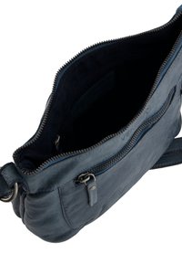 Tmavě modrá kožená taška s texturovaným povrchem, s kovovým zapínáním na zip a prostorným interiérem. Viditelná kapsa na zip na boku.