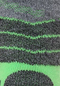 Calzini a righe con colori grigio scuro e verde, caratterizzati da un motivo lavorato a maglia testurizzato e una parte superiore solida verde.