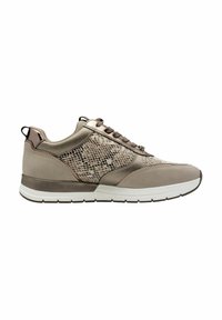 Chaussure : baskets de sport beige avec un panneau texturé, matériau lisse, bout rond et semelle en caoutchouc, présentant des accents métalliques subtils et des lacets.