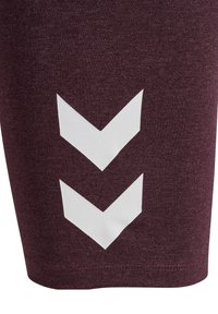 Bordeauxrote Sportshorts mit glattem, strukturiertem Finish. Verfügen über drei weiße Chevron-Muster an der Seite und einen abgesteppten Saum.