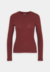 Prążkowany bordowy sweter z długimi rękawami i okrągłym dekoltem. Posiada złote guziki na ramieniu jako dodatkowy detal.