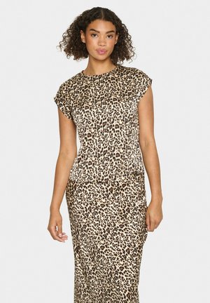 Abito a stampa leopardata con maniche corte, caratterizzato da una vestibilità ampia e una texture liscia. Il tessuto presenta tonalità di marrone, nero e beige.