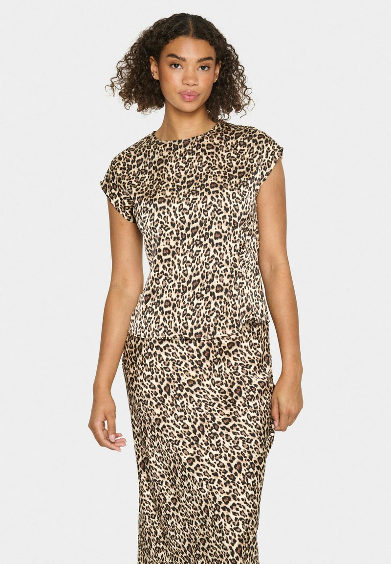 Abito a stampa leopardata con maniche corte, caratterizzato da una vestibilità ampia e una texture liscia. Il tessuto presenta tonalità di marrone, nero e beige.