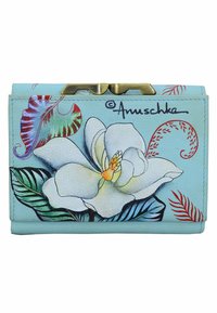 Lichtblauwe leren portemonnee met een grote witte bloem, kleurrijke bladdessins en gouden hardware. Handtekening is zichtbaar aan de voorkant.